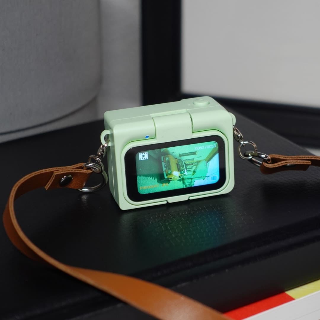 Mini Kamera Vibe Mini mit Flip-Display, inkl. PVC-Lederhalsband und Metallhalskette