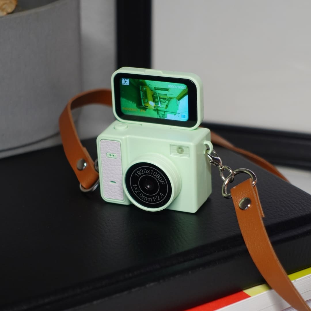 Mini Kamera Vibe Mini mit Flip-Display, inkl. PVC-Lederhalsband und Metallhalskette