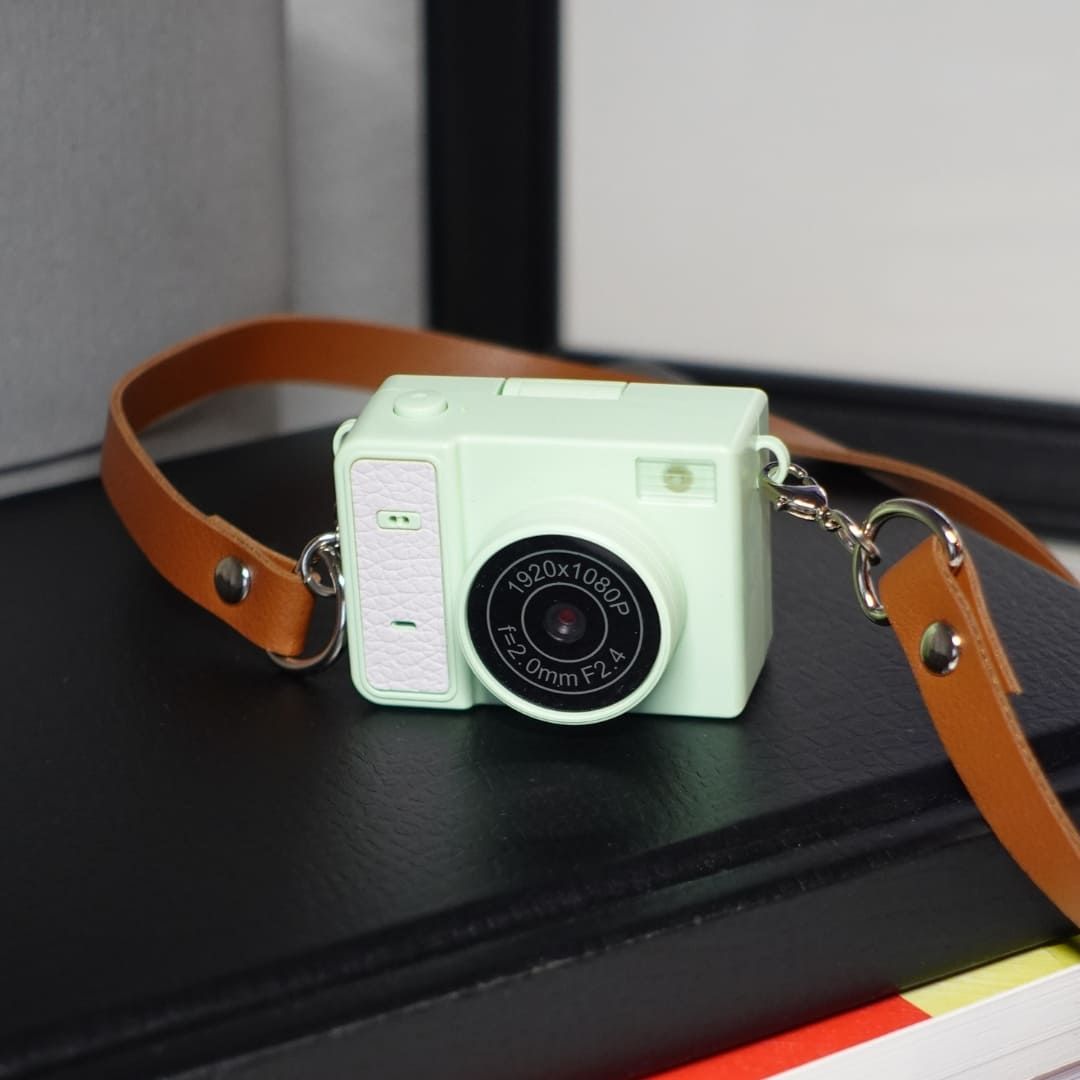 Mini Kamera Vibe Mini mit Flip-Display, inkl. PVC-Lederhalsband und Metallhalskette