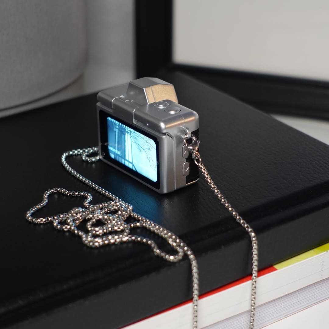 Mini Kamera Classic Flip Edition, Schwarz/Silber, inkl. Metallhalskette