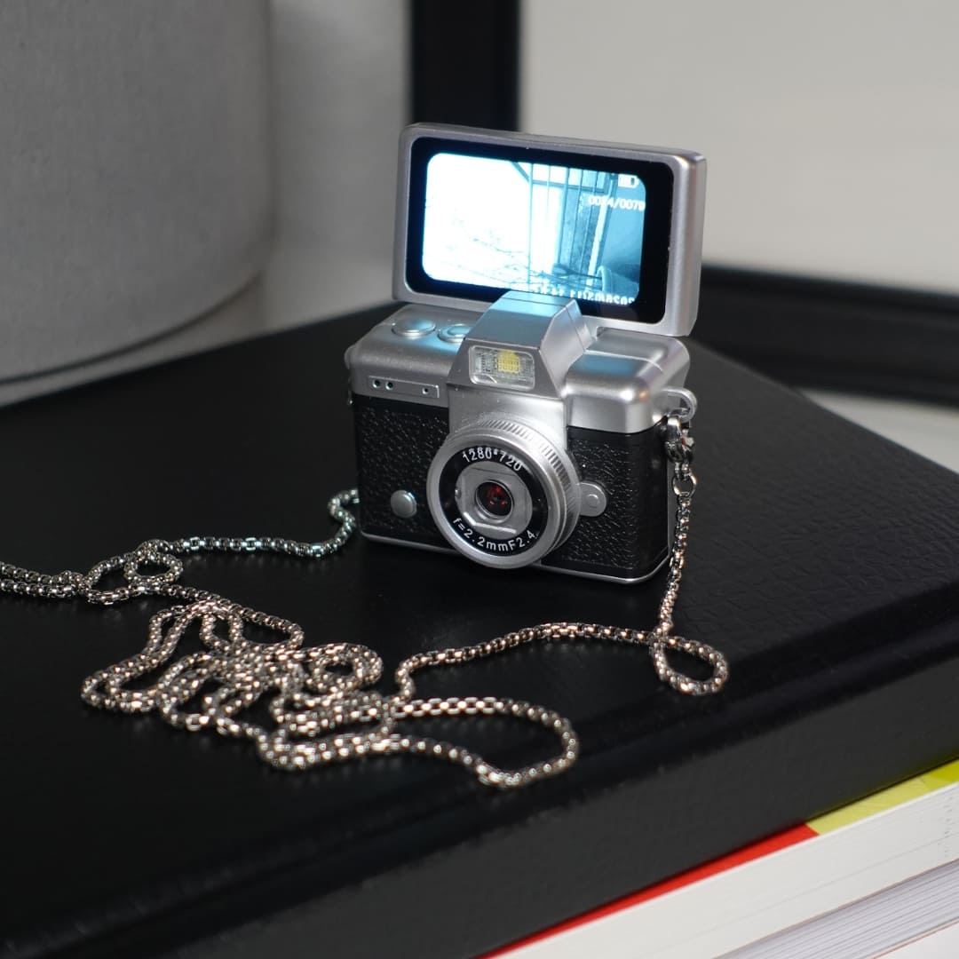 Mini Kamera Classic Flip Edition, Schwarz/Silber, inkl. Metallhalskette