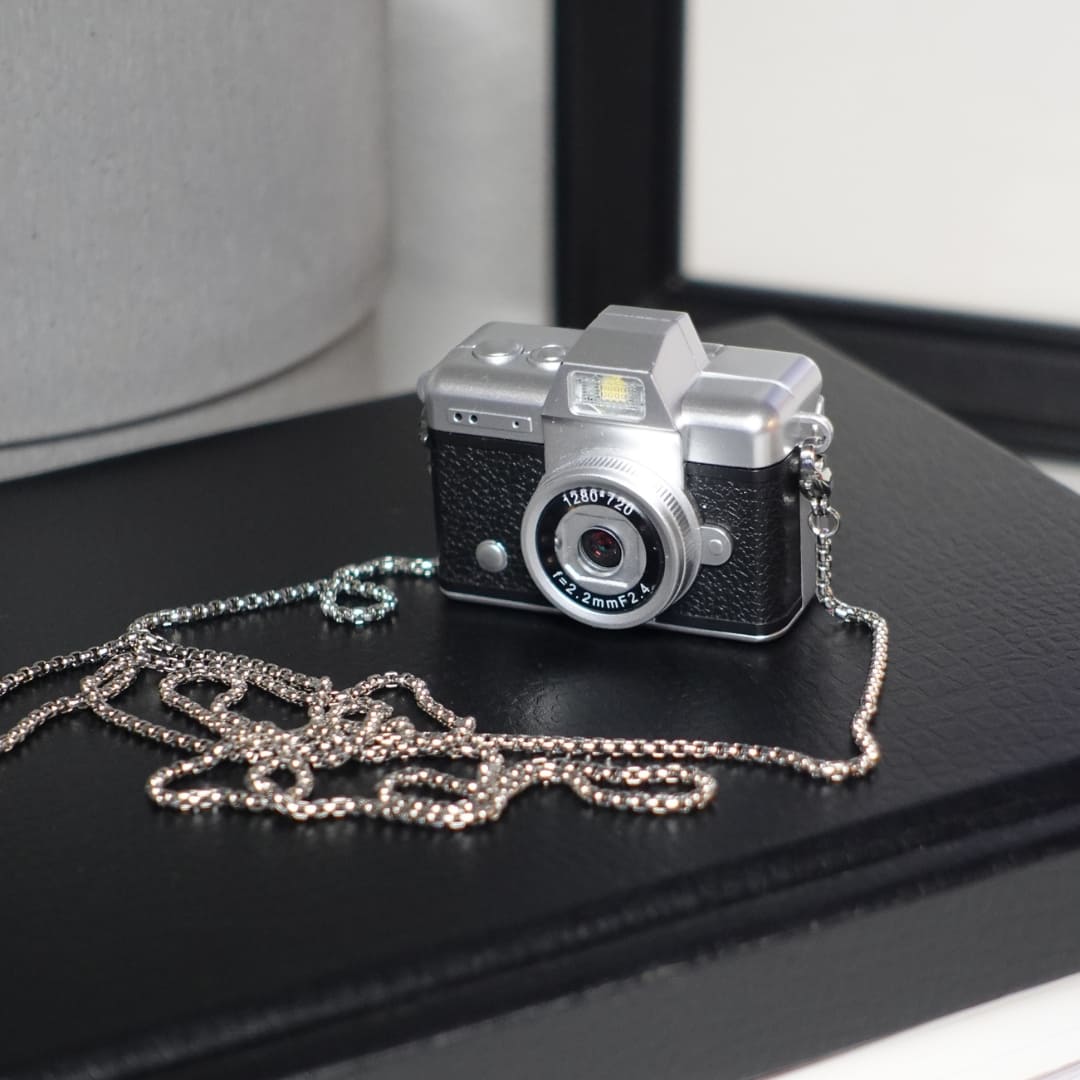 Mini Kamera Classic Flip Edition, Schwarz/Silber, inkl. Metallhalskette